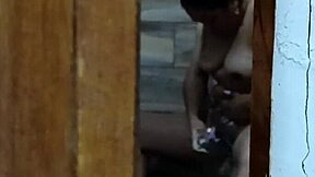 me caliento cada día más espiando a mi cuñada cuando se baña en la ducha