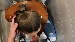 Ει, δες αυτή την ξανθιά με τα μεγάλα στήθια να κάνει μουνί στο μπάνιο του πανεπιστημίου 😏