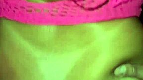 levando a novinha na casa de swing e macetando ela no glory hole, ela pediu pra eu gozar na boca e tomou todo o leitinho 😈🍆💦🔥