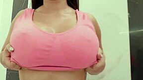 Menajeră columbiană suge pulă neagră uriașă