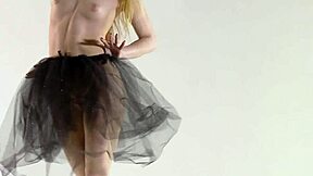 Flexible blonde demonstrates her gymnastic skills! 🤸‍♀️