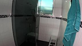 Cintia Lara no banho se prepara para dar muito o cu com buceta molhada