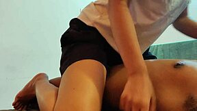 継娘が寝室で継父をからかう。彼女が彼の大きなチンポをラフに騎乗してクイックオーガズム