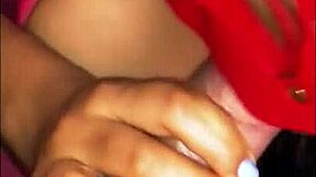 La madre de su amiga era una mujer voluptuosa que siempre vestía ropa ajustada y provocativa, lo que lo ponía muy nervioso