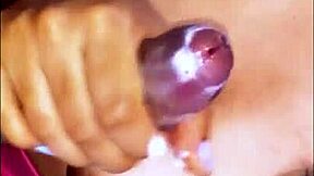 La madre de su amiga era una mujer voluptuosa que siempre vestía ropa ajustada y provocativa, lo que lo ponía muy nervioso