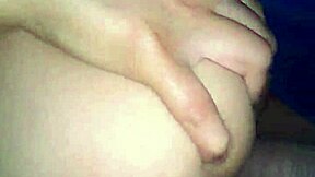 A mi chibola sexy le encanta ser bien penetrada en rough homemade sex.