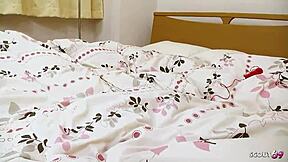 야 반친구, 옆집 새엄마들 옆에서 이 날씬한 일본 틴 따먹을래?