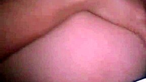 A mi chibola sexy le encanta ser bien penetrada en rough homemade sex.