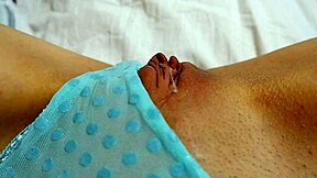 je caresse ma petite 18+ chatte quand je rentre du travail