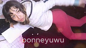 bonneyuwu - 12 44 en la cama mostrando la cola mientras estudio