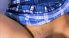 la apretada vecina del piso de arriba me tienta con su sonrisa coqueta como tímida estudiante latina