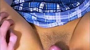 la apretada vecina del piso de arriba me tienta con su sonrisa coqueta como tímida estudiante latina