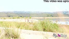 Bažina mě dělá nadržený, takže Briseida Myers se svléká pro nudismus a rychlý prc.