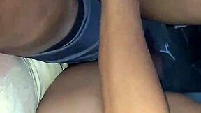 Padrastro disfruta de sus dos jóvenes hijastras culonas que prueban enorme verga por primera vez en riding sex.