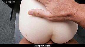 bezpečnostní agenti riešia zúfalú prosbu tínedžerky 18+ s prehliadkou a blowjobom v práci