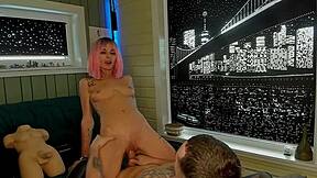 Čutim tako strastno, ko moja ljubka punca jezdari na mojem velikem kurcu na stolu, dokler ne končam v njeno tesno pičko