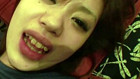 두 명의 일본 여성 백패커, 호스텔에서 나이 많은 남자들 만나 재미있게