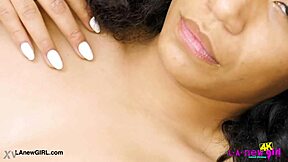 CAPTIVATING BRUNETTE MODEL SHOWS HER SEXY BODY!