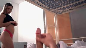 18-letna beba Lilly Bella dobi svojo tesno pičko jebano od velikega kurca varnostnika 😈