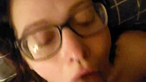 Jsi připraven vidět tuhle roztomilou brunetku přítelkyni svázanou a submisivní pro dominaci v ložnici?