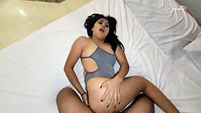 Mi compa�era del trabajo me ayuda en las horas extras en un motel fue delicioso