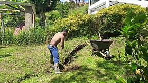 La Patrona De La Finca FOLLA A Un Obrero Que SALE De La Piscina DESNUDO Con Su Big Ass Y Tits