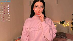 W0wgirls Liza Appears In The 2022-12-25 Web Chat Session.