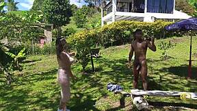 La Patrona De La Finca FOLLA A Un Obrero Que SALE De La Piscina DESNUDO Con Su Big Ass Y Tits