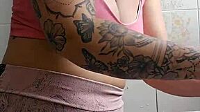 I'm calling the neighbor for lunch, wearing tight shorts that split my swollen pussy!