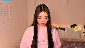 W0wgirls Liza Appears In The 2022-12-25 Web Chat Session.