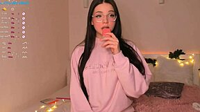 W0wgirls Liza Appears In The 2022-12-25 Web Chat Session.