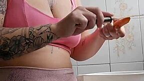 I'm calling the neighbor for lunch, wearing tight shorts that split my swollen pussy!