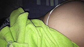 našel sem mamo svojega prijatelja v njeni sobi, ki je bila tako vroča in vlažna