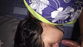 našel sem mamo svojega prijatelja v njeni sobi, ki je bila tako vroča in vlažna