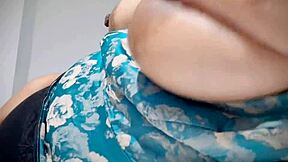 Ορνιάρικη λατίνα γκόμενα παίζει με τα μεγάλα φυσικά της στήθη και τα πρησμένα θηλυκά μετά το πάρτι!