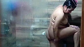 llego a casa y espio a mi cu�ada que se depila antes de ba�arse se excita y se masturba