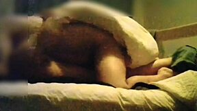 Σέξι σύζυγος σε κόκκινο λινγκερί δελεάζει για κρυφό σεξ με cowgirl ιππασία και χειρομασία κοντινό πλάνο