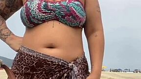 fiquei peladinha na praia na frente do cara ele ficou de pau duro e eu dei uma pegadinha no pau?