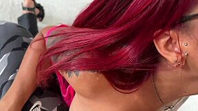 Rdečelaska MILF Latina z očali globoko grlo velik kurac in rimuje v POV. Fista in duši na monster kurcu.