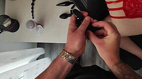 Blondýnka teen se podřizuje dominaci s analními hračkami a fistingem v domácím videu. Přítel pomáhá roztáhnout její těsnou prdel pro drsnou jízdu a stříkající orgasmus.