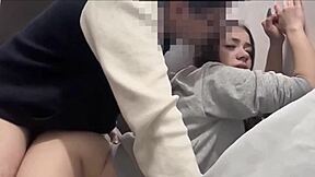 Flaca Caliente Monta Verga Sin Condon Apasionadamente Hasta Destrozarla En Dormitorio Con Amigo