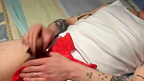 Me pilla mi hermanastra con sus bragas y ella termina la faena hasta que me corro en su boca!