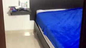 Jebem svojega polbrata in on izlije na mojo rit