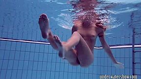 Lucy slowly takes off her bikini while teasing in the pool underwater 😘🏊