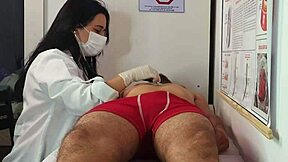 enfermeira e est�tica observa ere��o do paciente durante consulta m�dica.