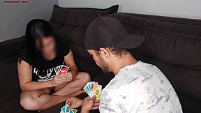 Chamei o vizinho pra jogar uno eu sem calcinha e meu marido no trabalho