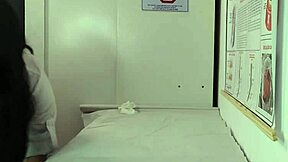 enfermeira e est�tica observa ere��o do paciente durante consulta m�dica.