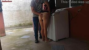 Dona De Casa Casada Paga Técnico De Máquina De Lavar Com a Bunda Enquanto Marido Esta Fora