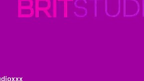 Britannialainen sairaanhoitaja saa intiimiä huomiota cosplay-alusvaateistunnossa!