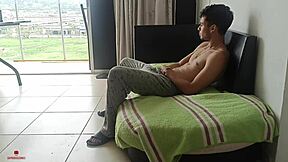 mi hermanastra me pide que la limpie de excusa para follarla muy duro. colombian skinny teen 18+ in homemade latina taboo blowjob and sex.